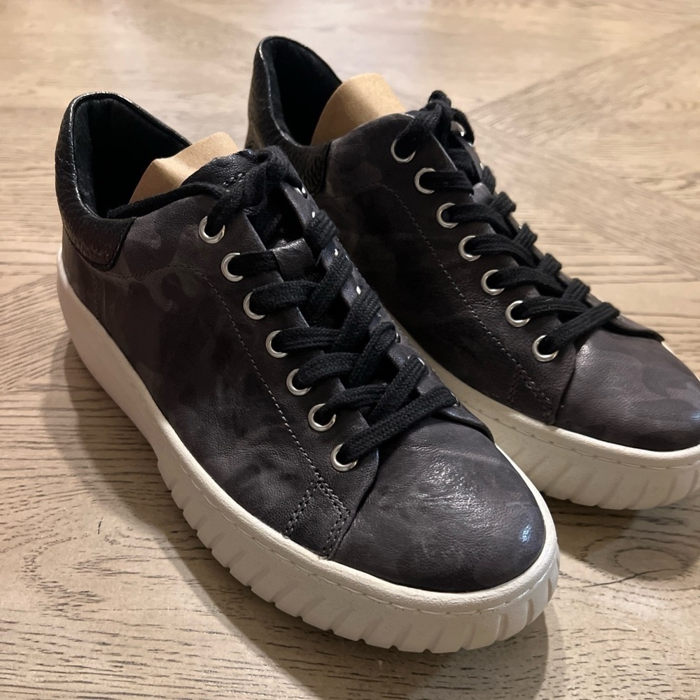 NIB Sofft Parkyn Leather Comfort Platform Sneaker Black Camo 8M